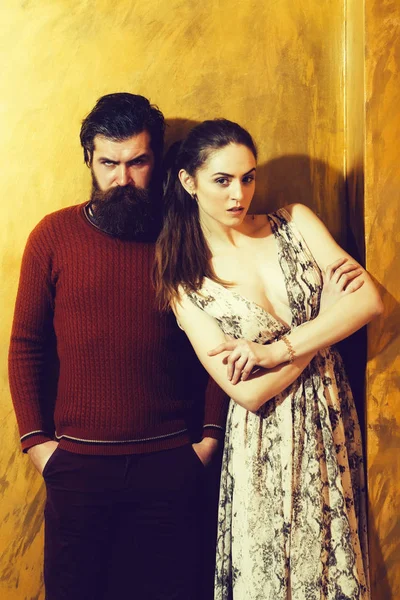 Menina bonita e homem barbudo sério com barba — Fotografia de Stock