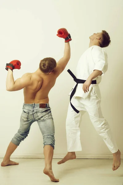 Άνθρωπος του καράτε και νεαρός μαχητής σε γάντια του μποξ αγώνα, εκπαίδευση — Φωτογραφία Αρχείου