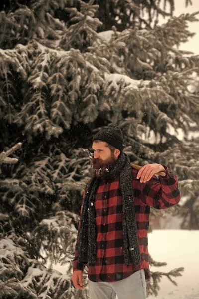 Kerst hipster houthakker met ax in hout.. — Stockfoto