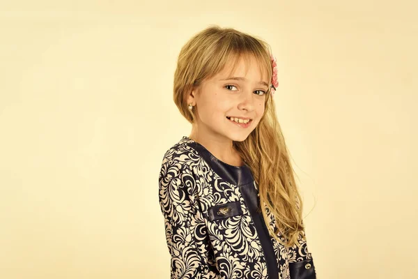Mode-Modell und Beauty-Look. Mode-Modell des glücklichen kleinen Mädchens isoliert auf weiß — Stockfoto
