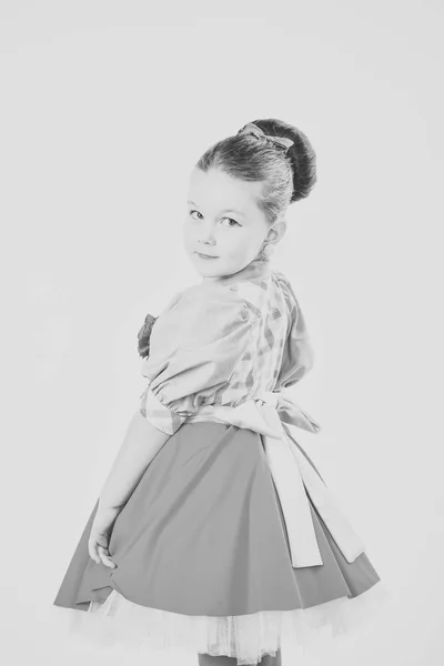 Kind meisje in stijlvolle glamour elegante jurk. kind meisje heeft mooie haren — Stockfoto