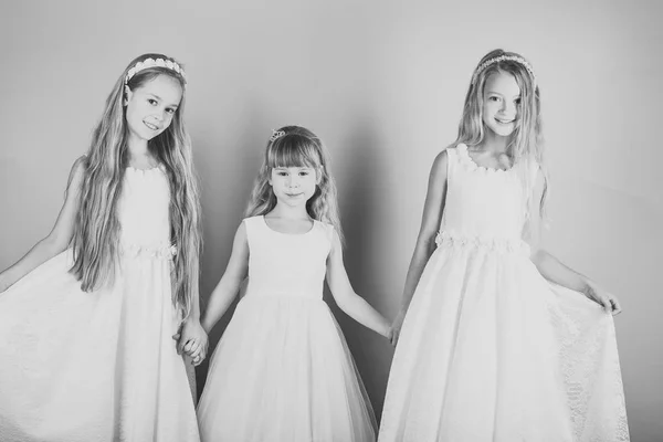Gyermekek lány ruha, a család, a nővérek. A kislány a divatos ruha, Szalagavató. Divat és szépség, kis hercegnő. Barátság, megjelenés, fodrászat, esküvői. Családi divat modell testvérek. — Stock Fotó