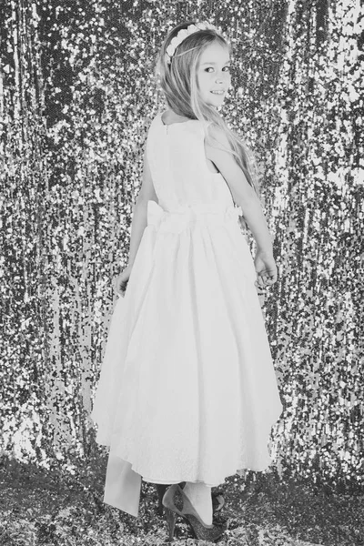 Menina bonita em um vestido branco. sorrindo bonito menina — Fotografia de Stock