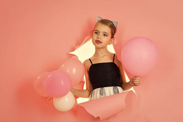 子供の頃、幸せ。子供の頃、ピンクの風船を持つ少女 — ストック写真