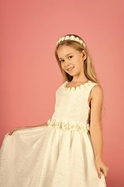 Niña en vestido de moda, baile de graduación. niña o niño en vestido de novia blanco . — Foto de Stock