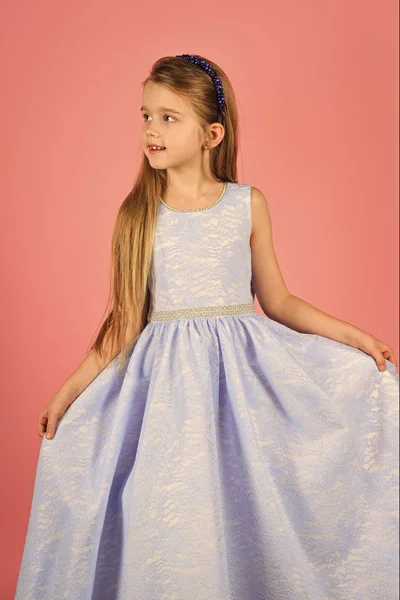 Modelo menina, casamento, conceito de moda - menina vestida de azul e azul vestido sorrindo — Fotografia de Stock