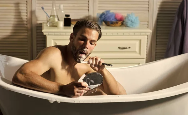 욕실에 욕조에서 면도기로 남자 면도 수염 수염 — 스톡 사진