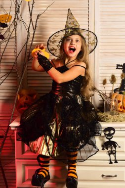 Kötü kız Halloween. Küçük kız Cadılar Bayramı partisi için giyinmiş. Kötü bir büyü için içeri girin. Kapıda Park bütün süpürgeler