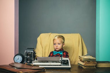 Küçük çocuk tipi araştırma kağıt üzerinde daktilo. Çocuk typewrite masasında araştırma çalışmaları