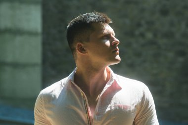 Yakışıklı casual adam güneşli günde ayakta