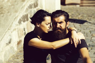 genç çifte sarılma