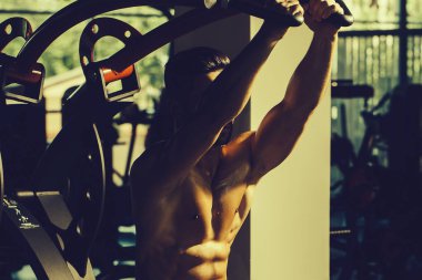 kaslı adam spor salonunda eğitim