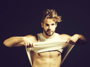 Yakışıklı kaslı seksi adam.