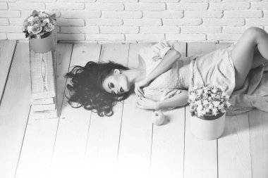 Gül ve elma ile seksi kız