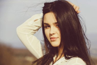 Moda model mavi gökyüzü arka plan üzerinde.