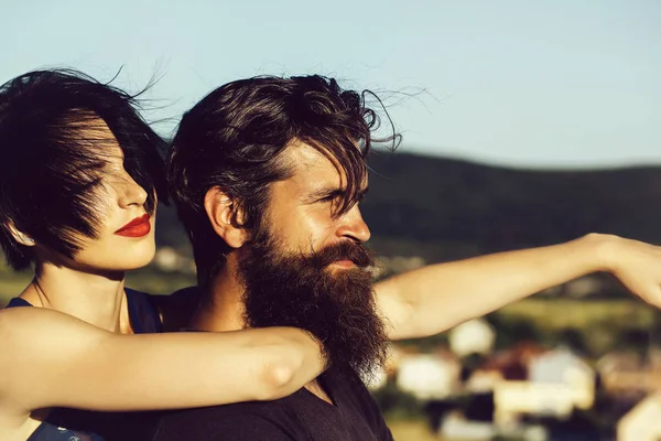 Menina bonita abraços homem bonito — Fotografia de Stock