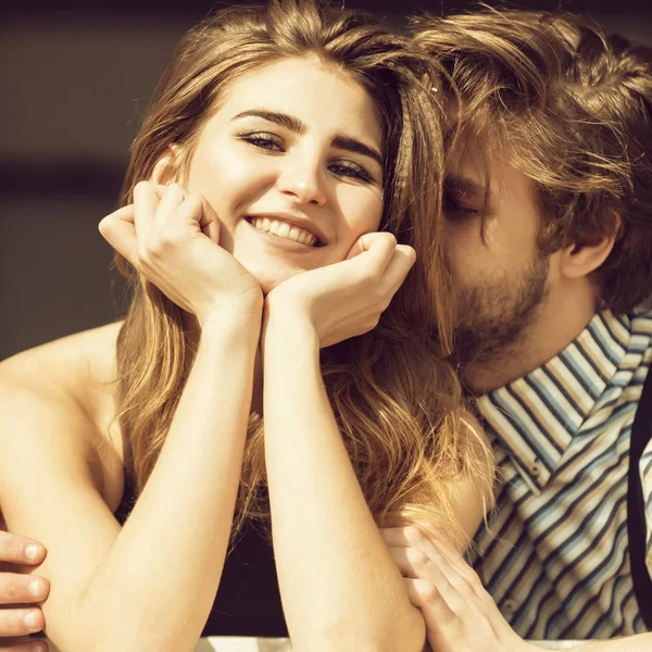 Feliz pareja joven en el soleado día de verano —  Fotos de Stock