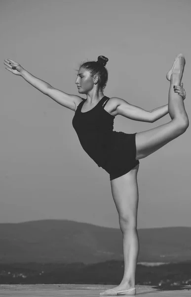 Flexibilidad en acrobacias y salud física . — Foto de Stock