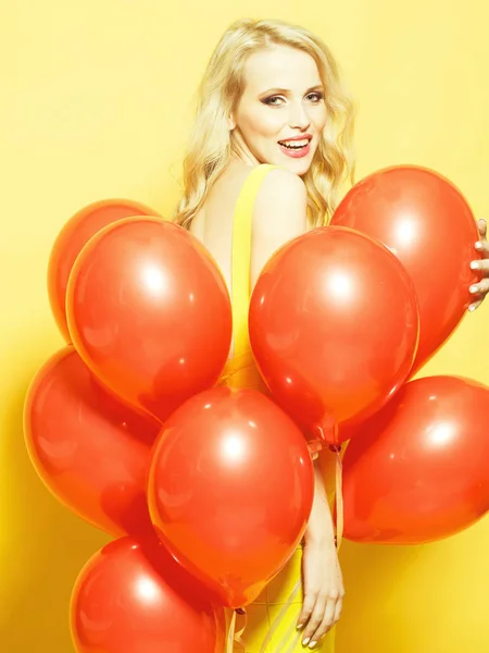 Kvinna i många ballonger — Stockfoto