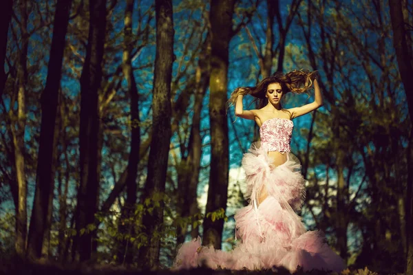 Glamour ragazza che balla nella foresta — Foto Stock