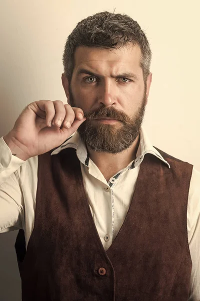 残忍なあごひげを生やした ひげの男性 男 ひげと成熟した流行に敏感 口ひげと残忍な白人流行に敏感 口の中でランプのひげを生やした男 手を貸して下さい 考えがあります ストック写真 C Tverdohlib Com