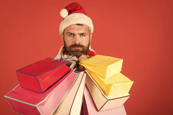 Kerst man shopper dragen KERSTMUTS — Stockfoto