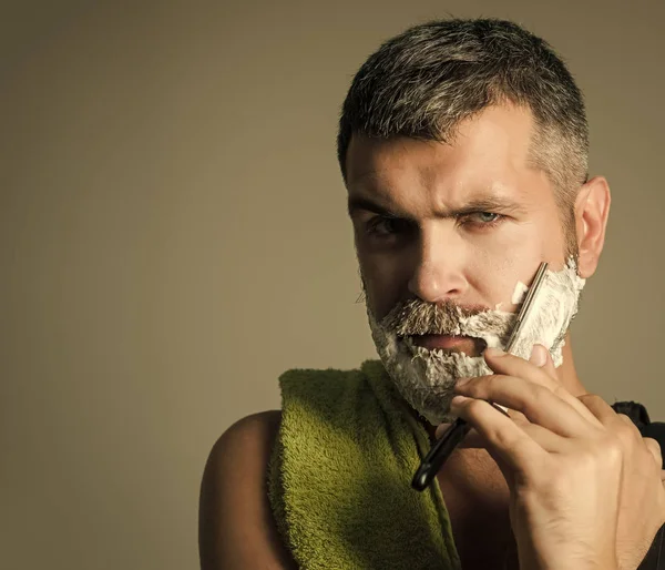 Ernstige hipster in barbershop en nieuwe technologieën. — Stockfoto