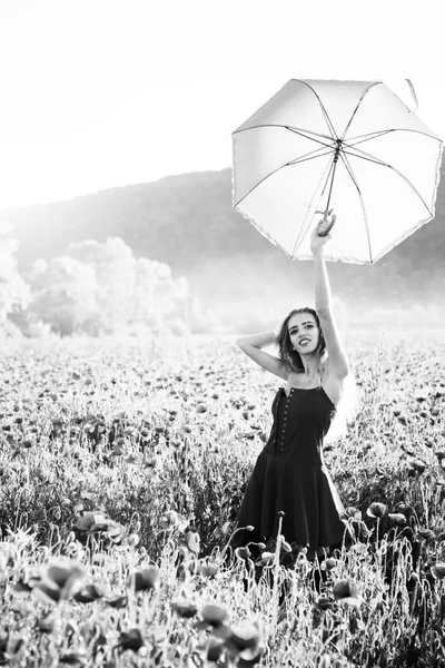 Jolie fille heureuse dans le domaine de graines de pavot avec parapluie — Photo