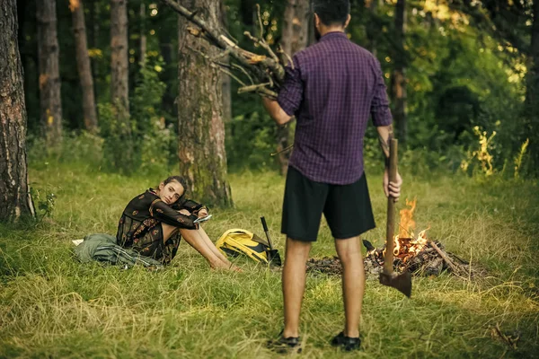 斧と薪の束を持つ男が女性を見てください。 — ストック写真