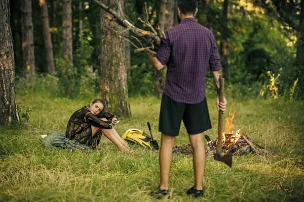 Muž s bandou dříví a sekera podívat na ženu — Stock fotografie