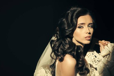 Gelin kadın uzun esmer saçlı ve moda makyaj