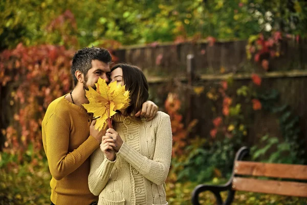 Homem e mulher com folhas de árvore amarela . — Fotografia de Stock