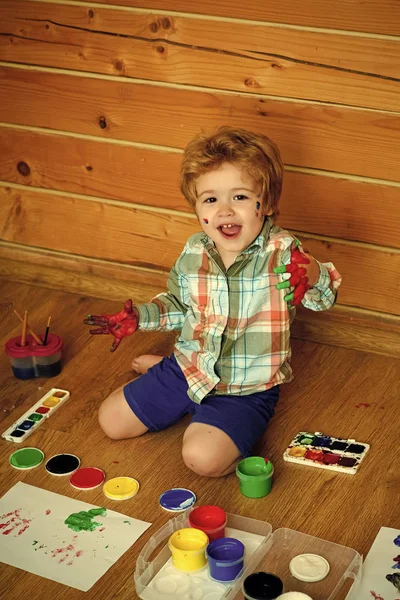 Pintura menino pintor no chão de madeira — Fotografia de Stock