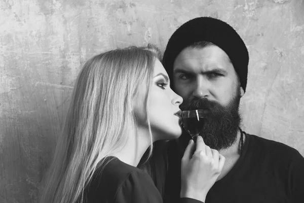 Menina e homem posando com garrafa de licor — Fotografia de Stock