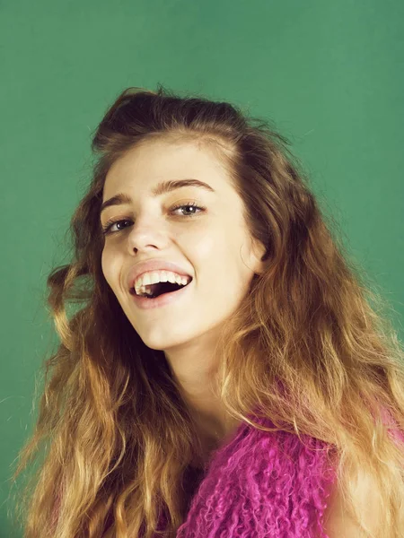 Lycklig, leende, Söt flicka med friska tänder och vitt leende — Stockfoto
