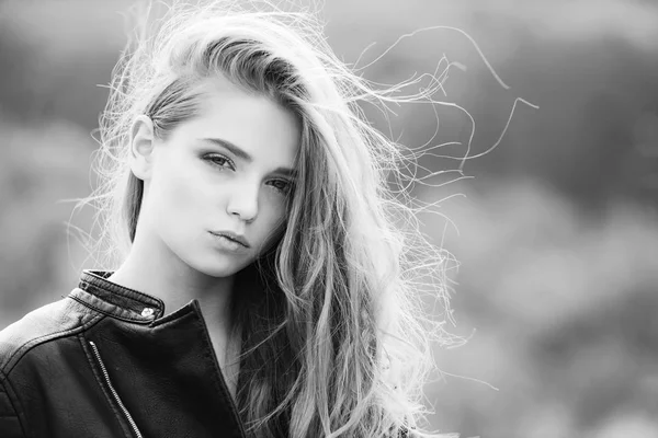 Girl in leather jacket. — Stock Photo, Image