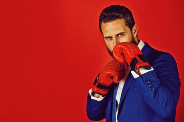 iş başarısı, çevik iş, spor ve fitness, eğitim ve egzersiz, resmi moda, meydan okuma ve sorun, motivasyon, boks eldivenleri, erkekte alanı Kopyala