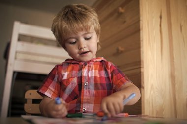 sabah kahvaltı elma, muz, süt küçük çocuk çocuk