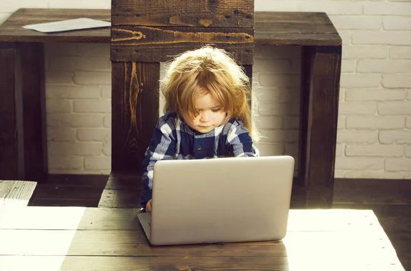 Niño pequeño niño trabajo en la computadora con hoja de papel — Foto de Stock