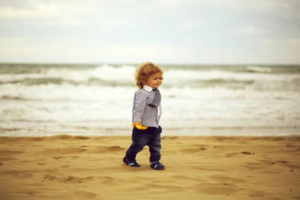 Sorrindo menino na praia — Fotografia de Stock