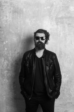 Adam uzun sakal ve bıyık.