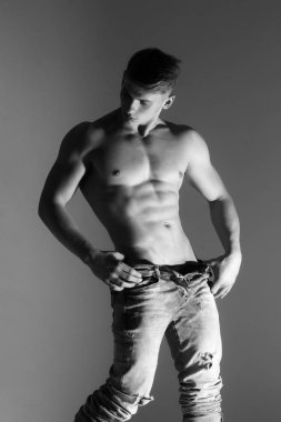 adam güçlü, çıplak gövde ile