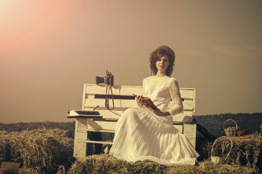 Kadın gri gökyüzü, vintage filtre kitap okuma