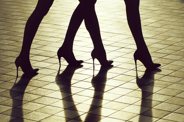 Jambes féminines dans les chaussures — Photo