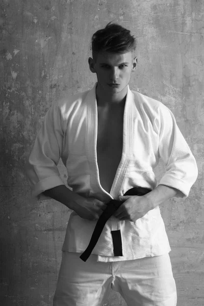 Karate mannen i vit kimono — Stockfoto