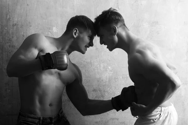Мужчины-близнецы, разъяренные боксеры, мужчины, дерущиеся в перчатках и кулаках — стоковое фото