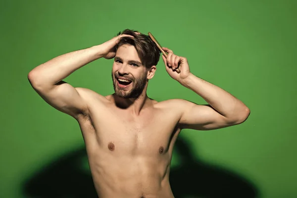 Macho feliz con torso sexy, barba, corte de pelo —  Fotos de Stock