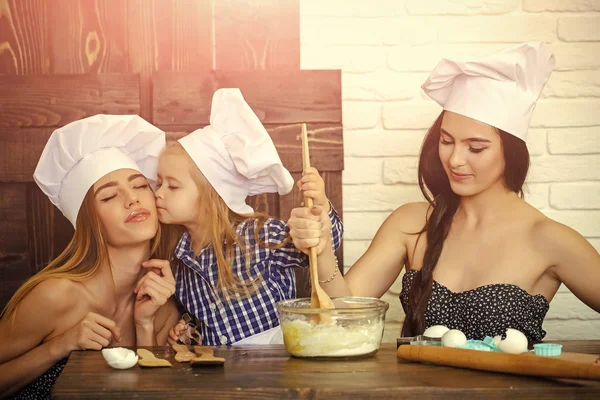 Irmão e irmãs em chapéus de chef preparando massa — Fotografia de Stock