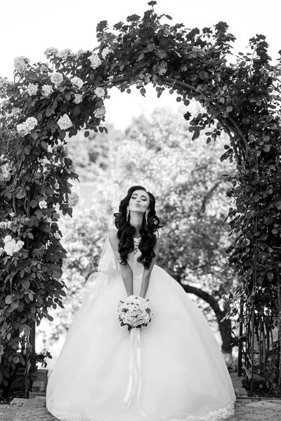 Woman with dress and veil at rose bouquet. — Stock Photo, Image