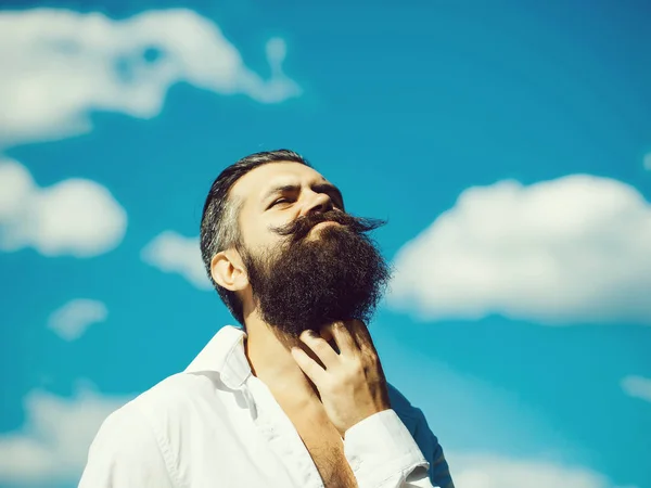 Hombre barbudo en el cielo azul —  Fotos de Stock